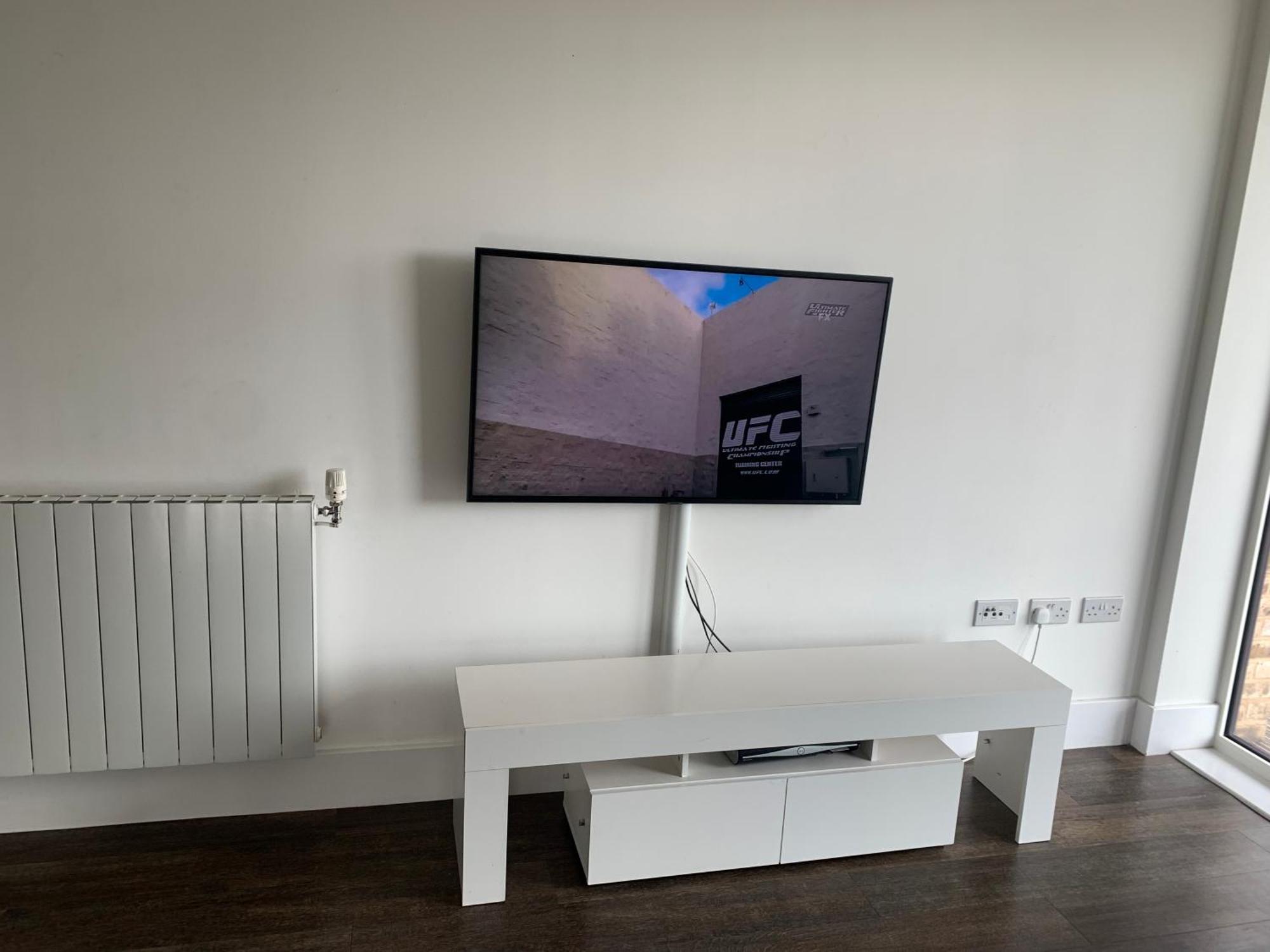 2 Bedroom 2 Bath 1 Ensuite In Roya Asenal Beautiful Views & Parking Лондон Экстерьер фото