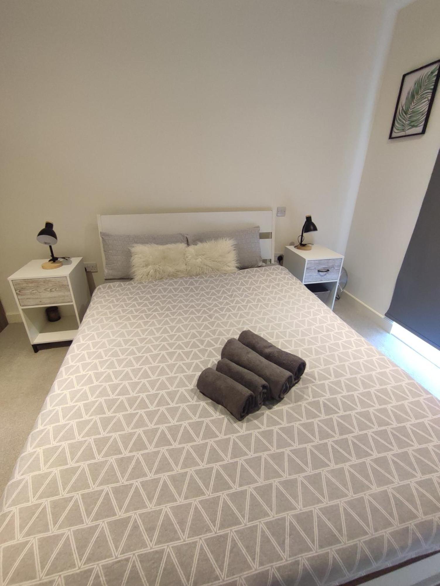 2 Bedroom 2 Bath 1 Ensuite In Roya Asenal Beautiful Views & Parking Лондон Экстерьер фото
