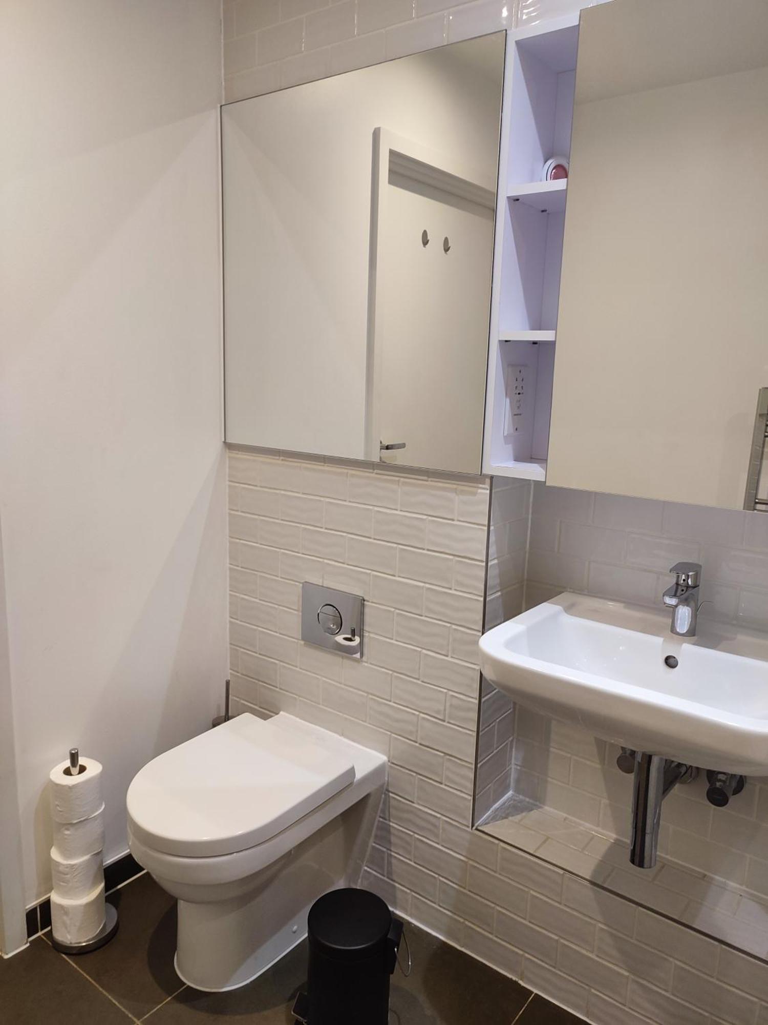 2 Bedroom 2 Bath 1 Ensuite In Roya Asenal Beautiful Views & Parking Лондон Экстерьер фото